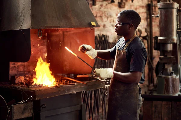 Blacksmith Fire Black Man Melting Metal Workshop Manufacturing Industrial Design — Stock Photo, Image