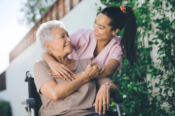 Her Youth Makes Flowers Grow Young Nurse Caring Older Woman — Stock Photo, Image