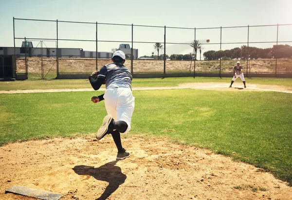 Így Repül Labda Egy Fiatal Férfi Labdázik Egy Baseball Meccs — Stock Fotó