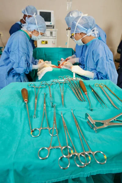 生命给予工具 在手术室里做手术的一组外科医生 — 图库照片