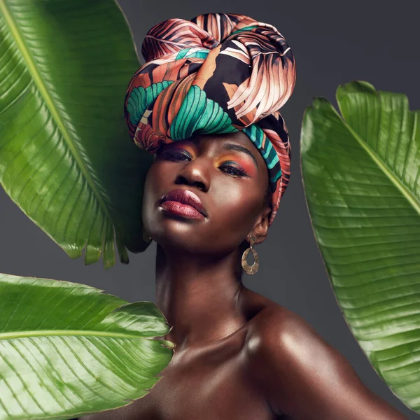 灰色の背景に輝きや天然化粧品のためのスタジオで黒人女性の葉 メイクや肖像画 美容とジャングルの美学のための植物とアフリカの女性モデルの文化 美しさと顔 — ストック写真