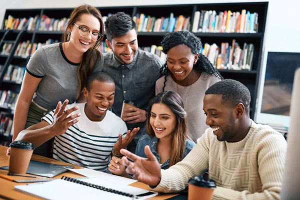 Mensen Bibliotheek Studenten Die Samen Lachen Studeren Voor Tentamen Onderzoek — Stockfoto