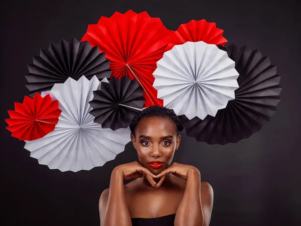 Retrato Maquillaje Mujer Negra Con Abanicos Origami Estudio Aislados Sobre —  Fotos de Stock
