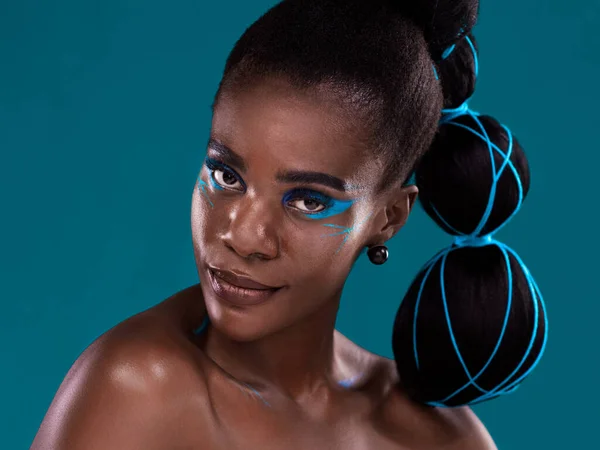 Portret Schoonheid Make Met Een Afrikaanse Vrouw Studio Een Blauwe — Stockfoto