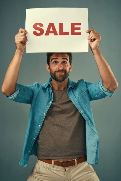 Man Hands Sale Billboard Για Διαφήμιση Marketing Branding Φόντο Ένα — Φωτογραφία Αρχείου