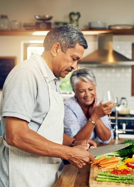 老人和快乐的女人在厨房柜台喝酒 健康的食物和婚姻结合在家里 吃蔬菜 准备快乐蔬菜大餐 退休的老夫妇 — 图库照片