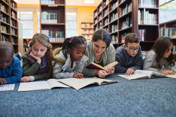 Onderwijs Leraar Met Kinderen Bibliotheek Liggend Vloer Van Basisschool Studeren — Stockfoto
