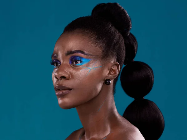 Ideia Maquiagem Cosmética Com Uma Mulher Negra Modelo Estúdio Fundo — Fotografia de Stock