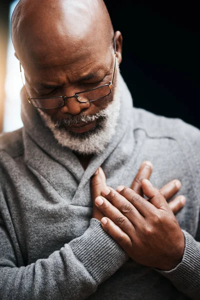 Hands Chest Heart Attack Elderly Black Man Medical Emergency Home — Stock Photo, Image