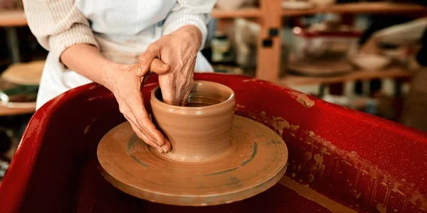 Cerâmica Pode Formar Com Somente Mãos Uma Roda Uma Mulher — Fotografia de Stock