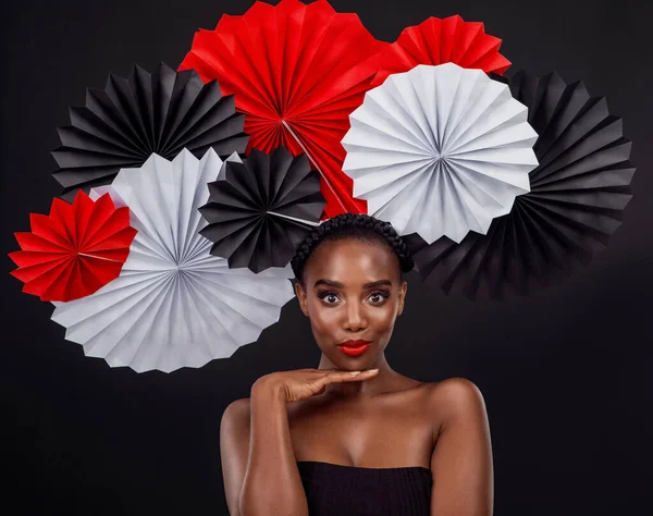 Cara Estética Mujer Negra Con Abanicos Origami Estudio Aislados Sobre —  Fotos de Stock