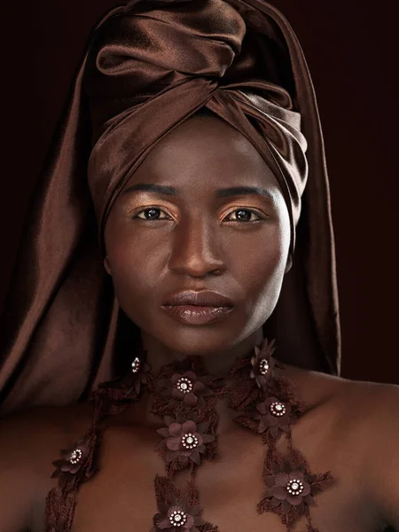 Taçlı Güzelliğine Bakın Siyah Arka Planda Geleneksel Afrika Kılığına Girmiş — Stok fotoğraf