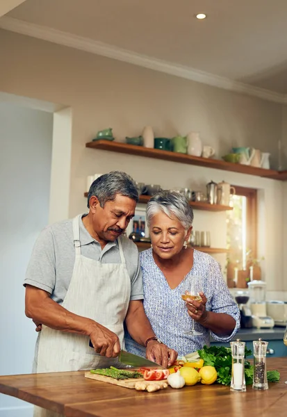 老人和女人在厨房里喝酒 健康的食物和婚姻结合在一起在家里 吃蔬菜 有蔬菜的老年夫妇 做饭准备和退休后的健康状况 — 图库照片