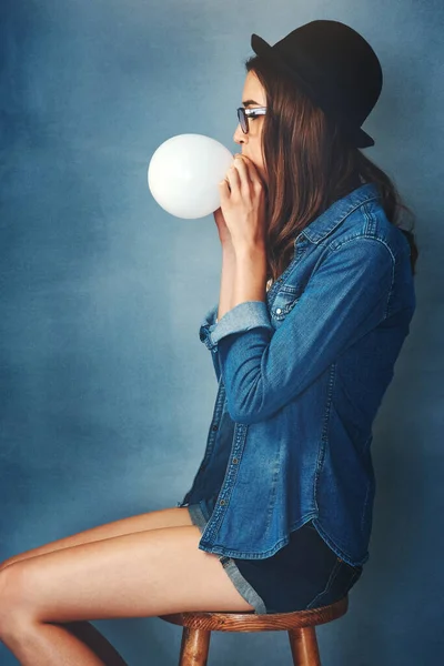 Nie Możesz Mieć Przyjęcia Bez Balonów Studio Ujęcie Atrakcyjnej Młodej — Zdjęcie stockowe