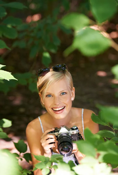 完璧な緑豊かなフレーム 森の中で写真を撮る魅力的な若い女性が — ストック写真