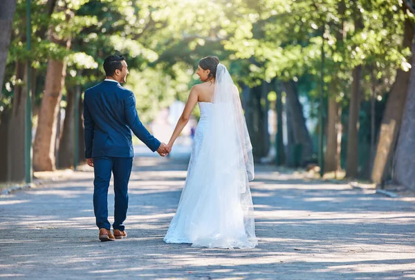 Zadní Pohled Novomanželský Pár Držící Ruce Procházející Parkem Nevěsta Ženich — Stock fotografie