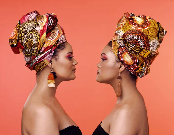 Afrikaanse Mode Vrienden Profiel Van Vrouwen Oranje Achtergrond Met Cosmetica — Stockfoto