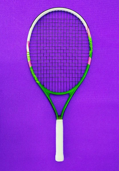 说到网球 是一门最新的艺术 置于演播室内紫色背景上的单个网球拍的高角镜头 — 图库照片