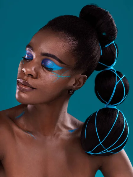 Gesicht Schönheit Und Make Mit Einer Afrikanerin Studio Auf Blauem — Stockfoto