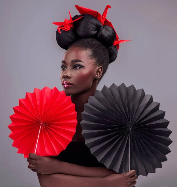 Belleza Cosmética Origami Con Mujer Negra Estudio Para Creatividad Arte —  Fotos de Stock
