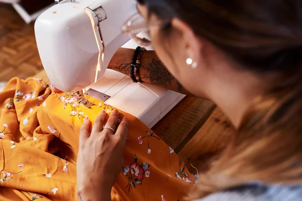 어떻게 바느질 기술을 현금으로 수있는지 집에서 재봉틀을 사용하여 꿰매는 — 스톡 사진