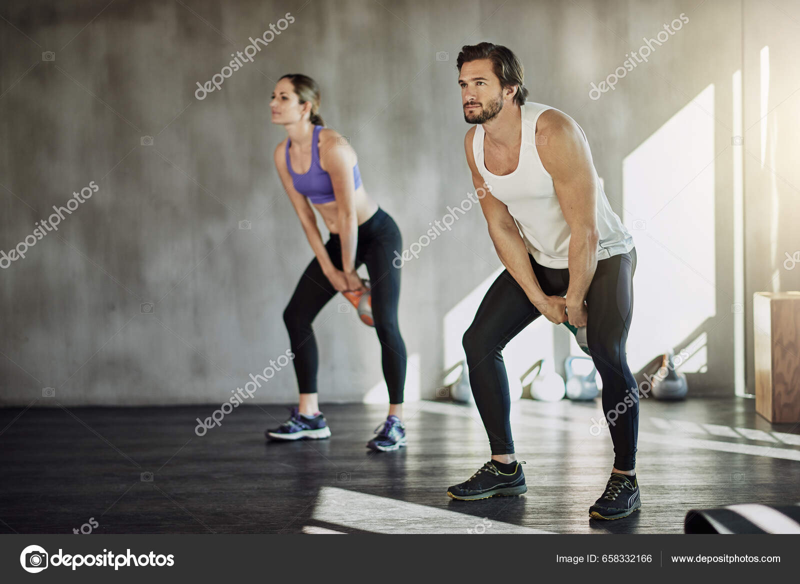Fotografia do Stock: Fitness couple doing a kettlebell workout, exercise or  training in a gym. Fit sports people, woman or man with a strong grip,  exercising using gyming equipment to build muscles