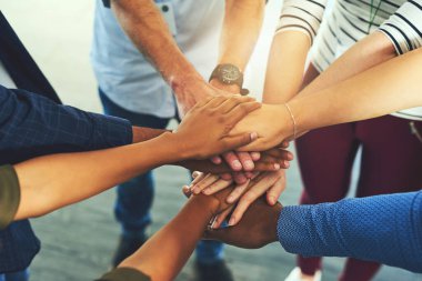 Ekip güveni, el ele tutuşmalar ve çalışanların motivasyonu işbirliği, destek ve topluluk ile. Çeşitlilik, iş arkadaşları ve takım çalışması için başarı, dayanışma ve anlaşma el imzalı grup.