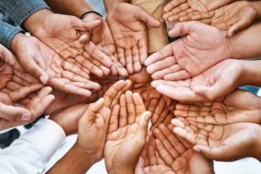 Yardım çemberi, destek ve topluluk içindeki insanların elleri, avuç içi ve çeşitliliği yukarıdan bir arada. Kitle fonlama, bağış ve barış, birlik ve bakım toplumu için yakın çekim, yardım el ve takım çalışması.