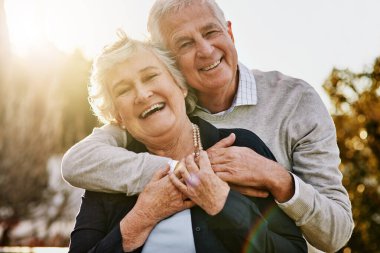 Yaşlı çiftin mutlu, sevgi ve portresi bağlanmanın, kaliteli zaman geçirmenin ve sabahları dinlenmenin keyfini çıkarıyor. Doğa, emeklilik ve yaşlı kadın evlilik, güven ve mutluluk için açık havada gülümsüyor..