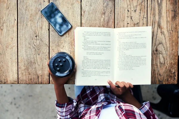 Frau Hände Und Ein Studentenlesebuch Mit Literaturkaffee Auf Dem Holztisch — Stockfoto