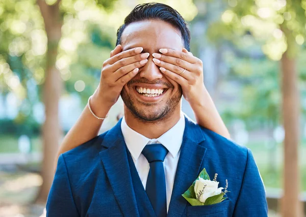 喜怒无常的新娘从背后用手抚摩着他的眼睛 使他大吃一惊 新郎在等待新娘子的时候笑得紧紧的 — 图库照片
