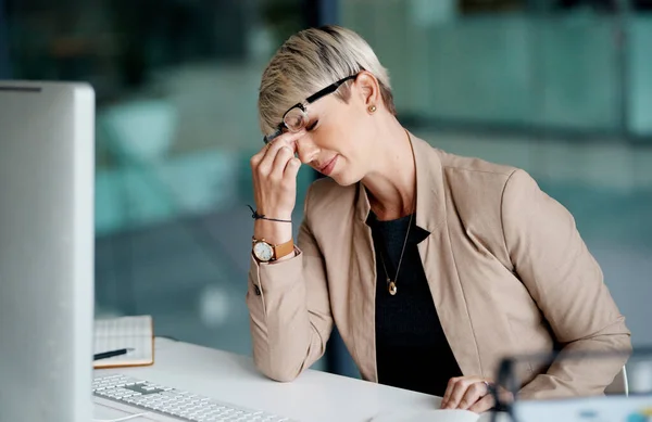 Całkowicie Zestresowany Czujący Młoda Bizneswoman Wyglądająca Zestresowaną Podczas Pracy Biurze — Zdjęcie stockowe
