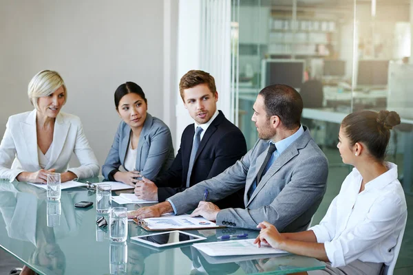 企業グループの多様性と会議室でのビジネスミーティング チームワーク ディスカッションの人々 職場での会話 書類作成 コラボレーションと男性 プロジェクト計画 — ストック写真