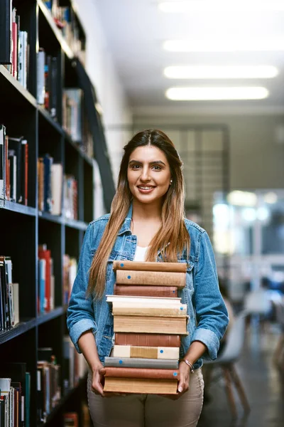 Donna Studente Universitario Con Pila Libri Biblioteca Ricerca Con Studiare — Foto Stock