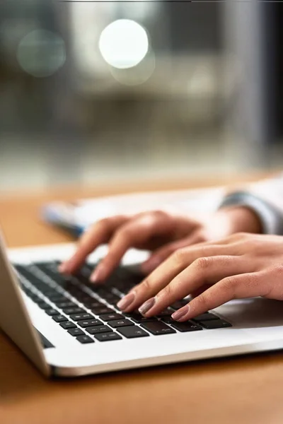 Laptop Klavye Için Masadaki Bir Kişinin Elleri Internet Gece Bağlantı — Stok fotoğraf