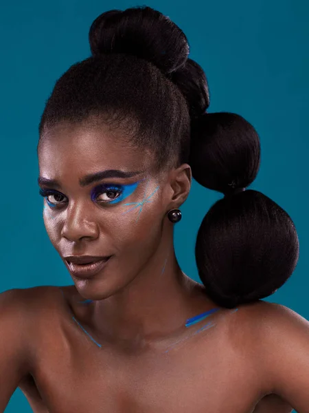 Retrato Maquiagem Ousado Com Uma Mulher Negra Modelo Estúdio Fundo — Fotografia de Stock