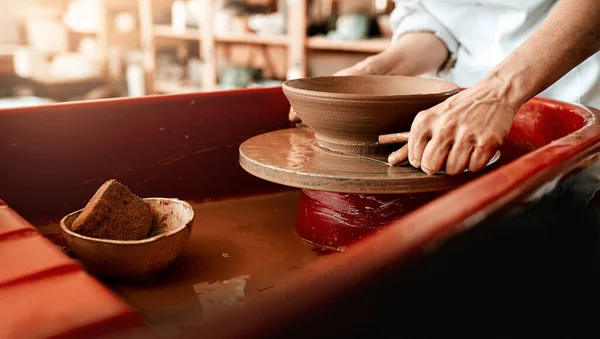 你不是对我的陶器工艺很着迷吗 一个无法辨认的女人在陶瓷轮上塑造粘土 — 图库照片