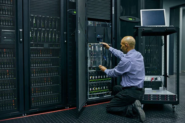 Database Software Uomo Ingegnere Una Sala Server Manutenzione Della Sicurezza — Foto Stock