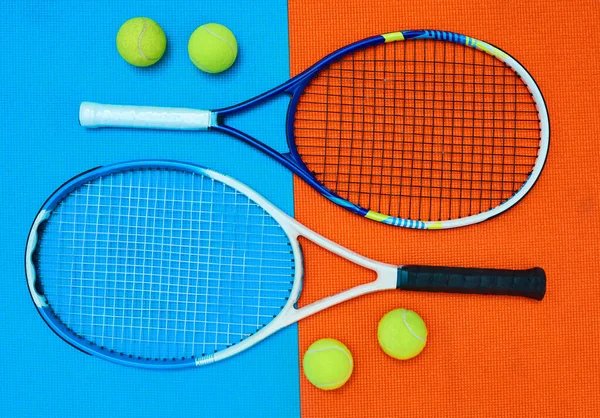 ある種の２つ スタジオ内のカラフルな背景の上に配置されたテニス必需品の高角度ショット — ストック写真