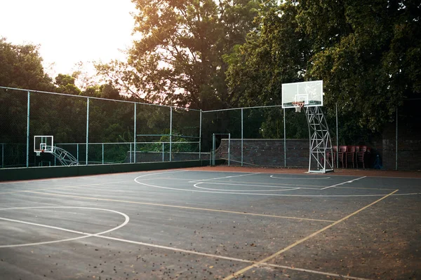 嵐の前の静けさ 試合の後の空のバスケットボールコート — ストック写真
