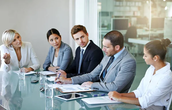ビジネスミーティングの企業グループ 職場の多様性と会議室でのチームディスカッション コラボレーション 分析の書類作成とプロの計画 — ストック写真