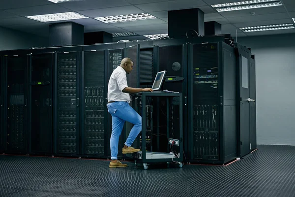 Sala Server Database Tecnologia Dell Informazione Con Ingegnere Lavoro Mainframe — Foto Stock