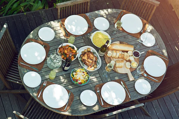 Κυριακάτικο Ψητό Στον Κήπο Ένα Υπαίθριο Γεύμα Ένα Τραπέζι — Φωτογραφία Αρχείου