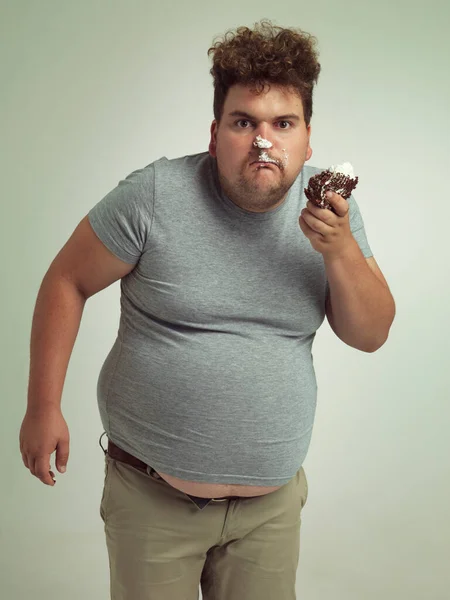 Tomar Pastel Comerlo Hombre Con Sobrepeso Comiéndose Una Rebanada Pastel —  Fotos de Stock
