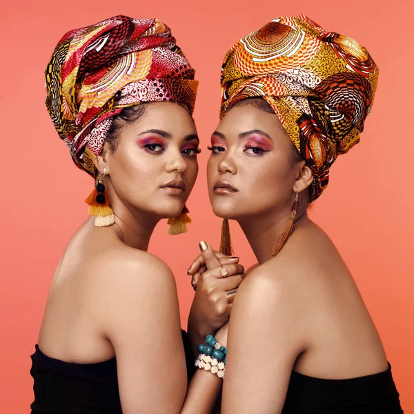 Afrikanskt Mode Makeup Och Porträtt Kvinnor Orange Bakgrund Med Tillbehör — Stockfoto