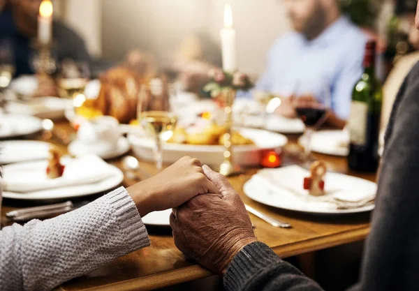 Primer Plano Acción Gracias Celebración Mano Con Familia Mesa Comedor — Foto de Stock