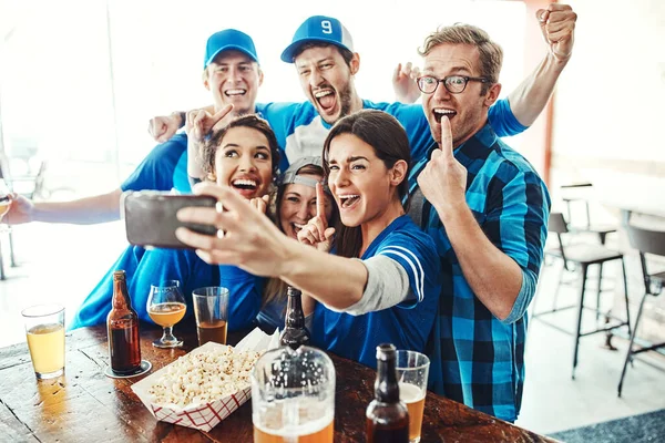 Dia Jogo Pleno Efeito Grupo Amigos Tomando Uma Selfie Enquanto — Fotografia de Stock