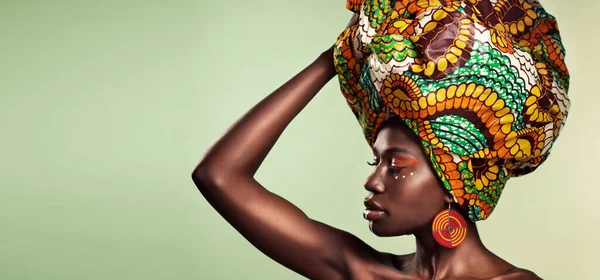 空間と緑の背景に文化 輝きと化粧品のためのスタジオで頭のラップでメイク ファッションと黒の女性 伝統と自信を持つ美しさ スキンケア アフリカの女性モデル — ストック写真