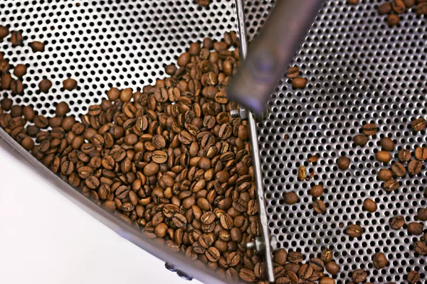 最大限度地提高咖啡纯度 烘烤咖啡豆的闭塞镜头 — 图库照片
