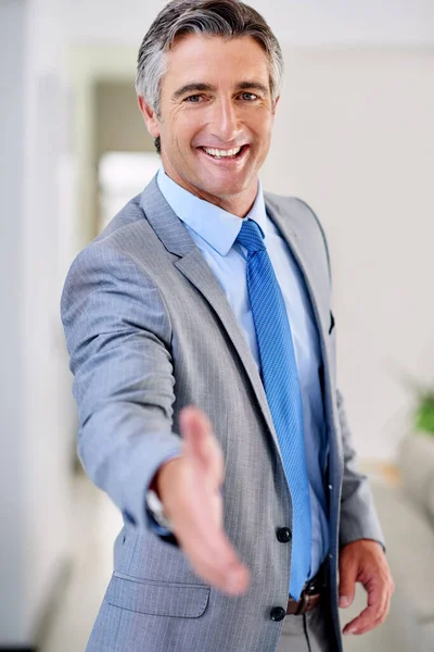 握手をしようじゃないか スーツを着て屋内に立ち握手をしながら腕を伸ばす成熟した実業家の肖像 — ストック写真
